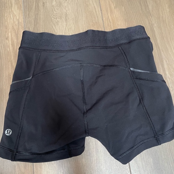 Lululemon size 4 black shorts EUC pockets - Picture 2 of 6